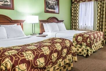 هتل Clarion Inn I94 Near Expo Center