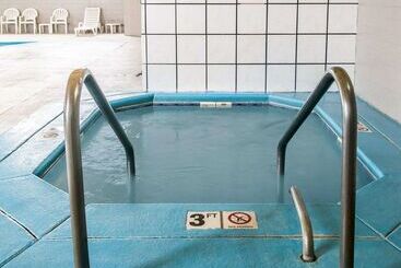 هتل Clarion Inn I94 Near Expo Center