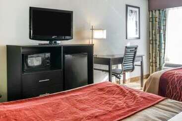 هتل Comfort Inn & Suites Maumee   Toledo I80 90
