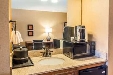 هتل Comfort Inn & Suites