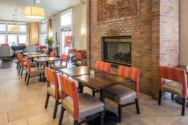 هتل Comfort Inn & Suites