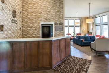 هتل Comfort Inn & Suites
