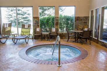 هتل Comfort Inn & Suites