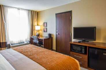 هتل Comfort Inn & Suites