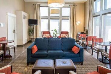 هتل Comfort Inn & Suites