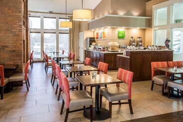 هتل Comfort Inn & Suites
