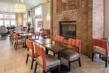 هتل Comfort Inn & Suites