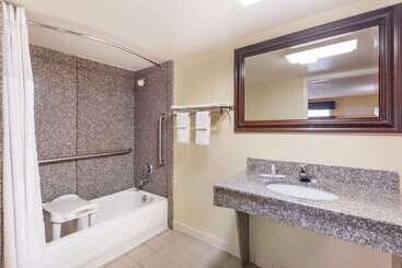 هتل Days Inn & Suites By Wyndham Warner Robins Near Robins Afb