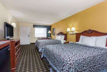 هتل Days Inn & Suites By Wyndham Warner Robins Near Robins Afb