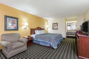 هتل Days Inn & Suites By Wyndham Warner Robins Near Robins Afb