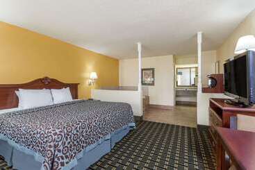 هتل Days Inn & Suites By Wyndham Warner Robins Near Robins Afb