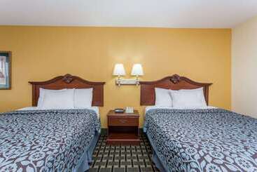 هتل Days Inn & Suites By Wyndham Warner Robins Near Robins Afb