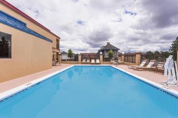 هتل Days Inn & Suites By Wyndham Warner Robins Near Robins Afb