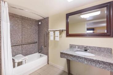 هتل Days Inn & Suites By Wyndham Warner Robins Near Robins Afb