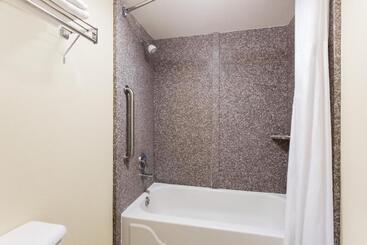هتل Days Inn & Suites By Wyndham Warner Robins Near Robins Afb