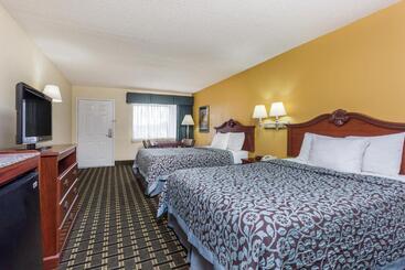 هتل Days Inn & Suites By Wyndham Warner Robins Near Robins Afb