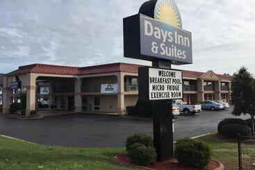 هتل Days Inn & Suites By Wyndham Warner Robins Near Robins Afb