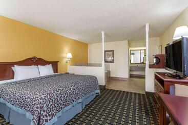 هتل Days Inn & Suites By Wyndham Warner Robins Near Robins Afb