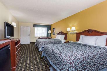هتل Days Inn & Suites By Wyndham Warner Robins Near Robins Afb