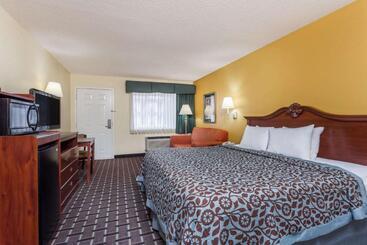 هتل Days Inn & Suites By Wyndham Warner Robins Near Robins Afb