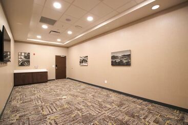 هتل Hampton Inn Lead