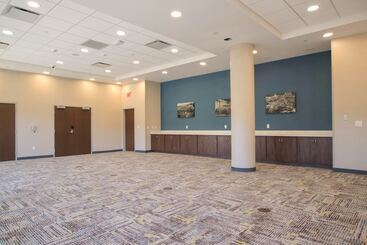 هتل Hampton Inn Lead