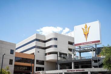 هتل Holiday Inn Express & Suites Phoenix   Tempe, An Ihg