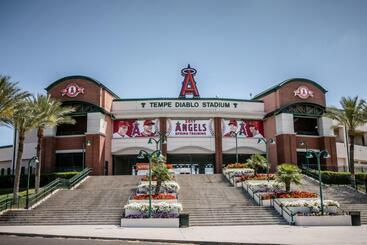 هتل Holiday Inn Express & Suites Phoenix   Tempe, An Ihg
