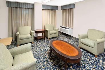 هتل Super 8 By Wyndham Hattiesburg South