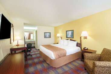 هتل Travelodge By Wyndham Montgomery East