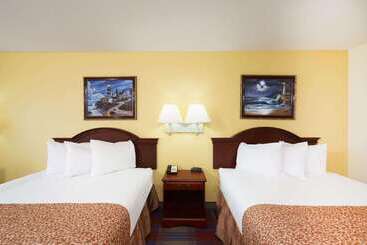 هتل Travelodge By Wyndham Montgomery East