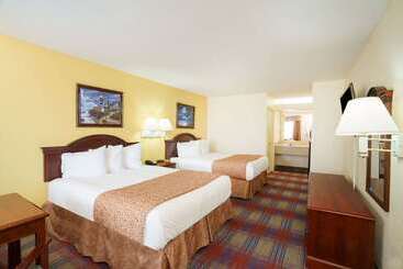 هتل Travelodge By Wyndham Montgomery East