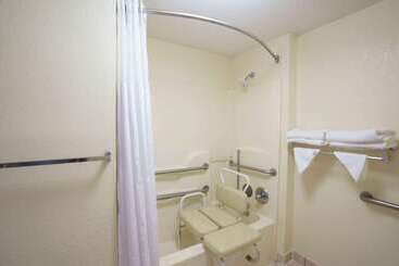 هتل Travelodge By Wyndham Montgomery East