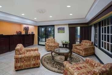 هتل Travelodge By Wyndham Montgomery East