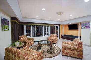 هتل Travelodge By Wyndham Montgomery East