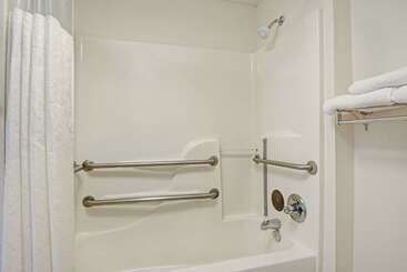 هتل Travelodge By Wyndham Montgomery East