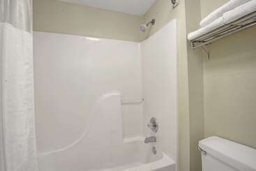 هتل Travelodge By Wyndham Montgomery East