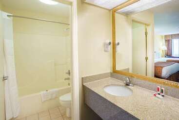 هتل Travelodge By Wyndham Montgomery East