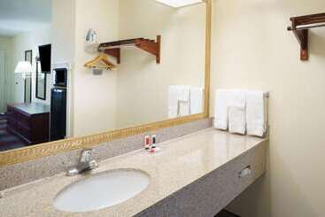 هتل Travelodge By Wyndham Montgomery East