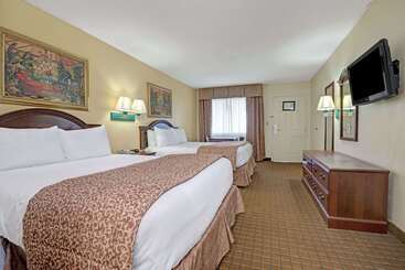 هتل Travelodge By Wyndham Montgomery East
