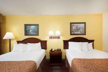 هتل Travelodge By Wyndham Montgomery East