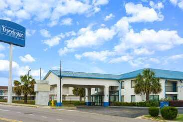 هتل Travelodge By Wyndham Montgomery East
