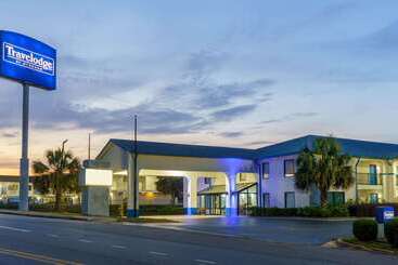 هتل Travelodge By Wyndham Montgomery East