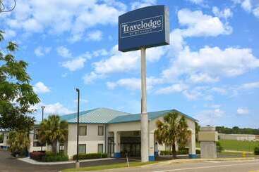 هتل Travelodge By Wyndham Montgomery East