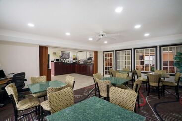 هتل Travelodge By Wyndham Montgomery East