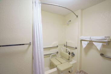 هتل Travelodge By Wyndham Montgomery East