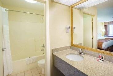 هتل Travelodge By Wyndham Montgomery East