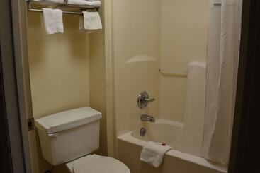 هتل Travelodge By Wyndham Montgomery East