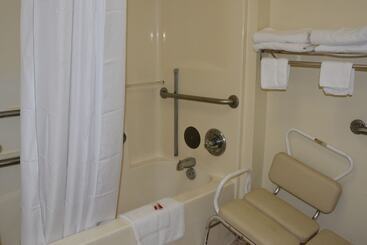 هتل Travelodge By Wyndham Montgomery East