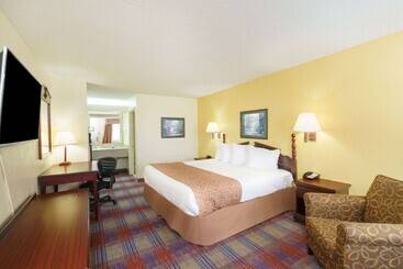 هتل Travelodge By Wyndham Montgomery East